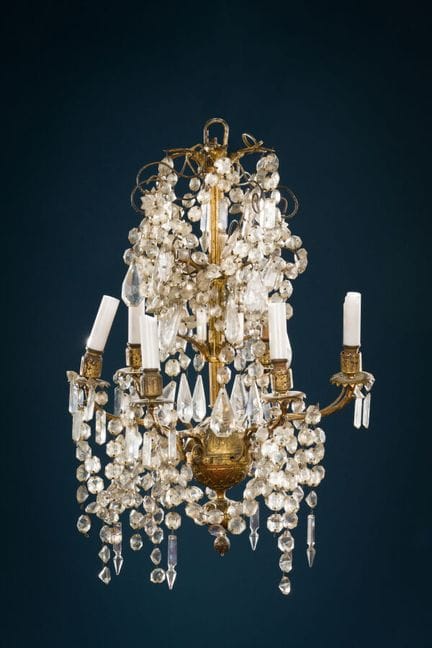 Lustre en bronze à six lumières, fût cannelé, amor