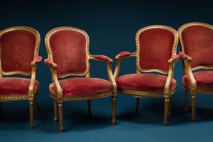 Ensemble de quatre fauteuils en bois mouluré, scul