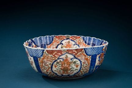Japan, 19th century
Large porcelain bowl with red,