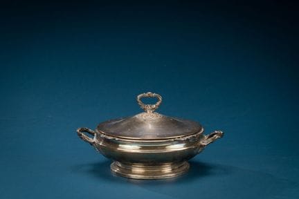 Silver vegetable dish with foliage decoration.
(Li