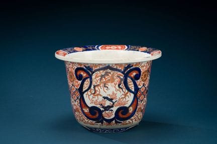 Japan, 19th century
Porcelain planter with an IMAR