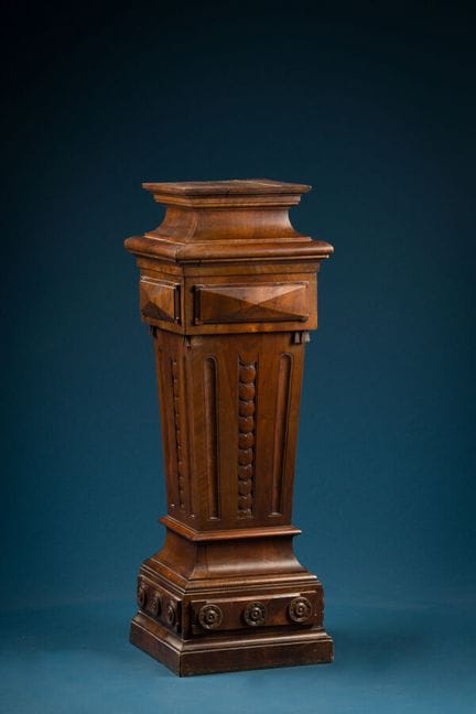 Gaine en bois naturel sculpté de piastres et rosac