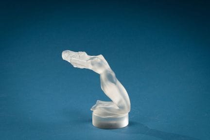 LALIQUE 法国
伸展中的女子
乳白水晶，底座处有签名。
高度：13 厘米。