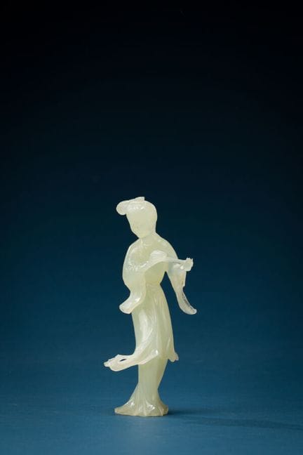 China, 20th century
Serpentine statuette 
H.: 16 c