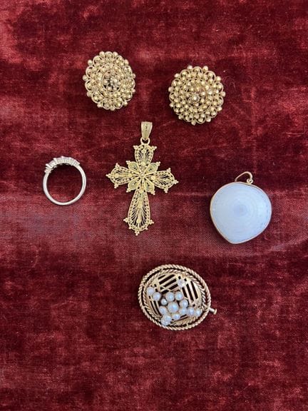 Conjunto de oro de 750°° compuesto por un colgante