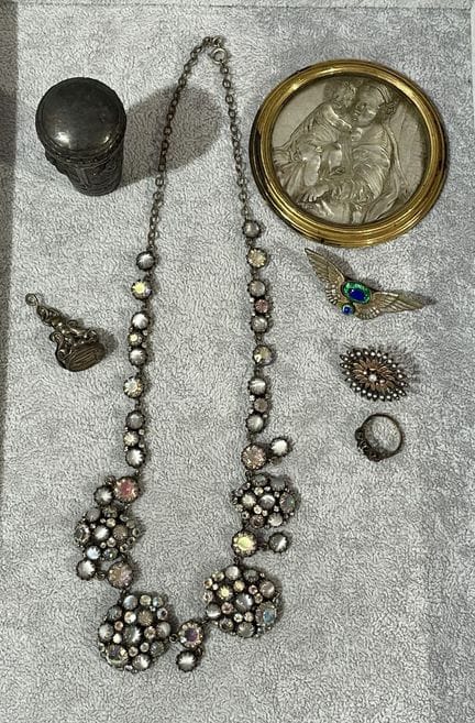 CONJUNTO compuesto por un COLLAR con pedrería, un 