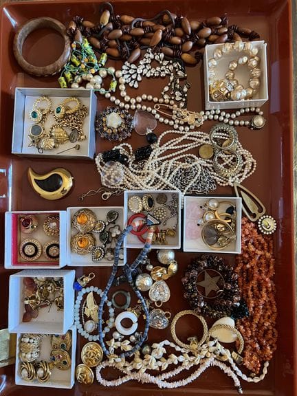LOTE DE BIJUTERÍA de metal, piedras duras y otros 