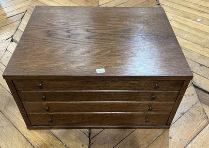 COMODA de roble con cuatro cajones.
25,5 x 52 x 38