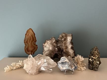 SMALL MINERAL SET consisting of: coral, an amethys