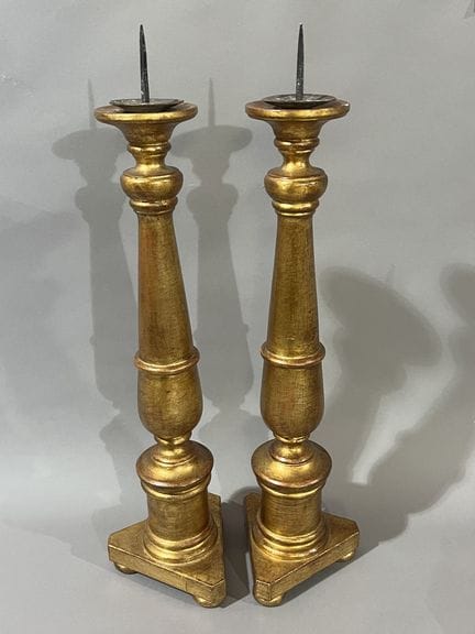 PAIRE DE PIQUE-CIERGES TRIPODE en bois doré.
Haute
