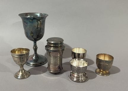 SET DI OGGETTI in metallo argentato composto da po