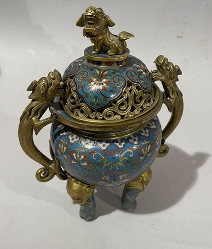 CHINA, early 20th century.
Covered tripod incense 