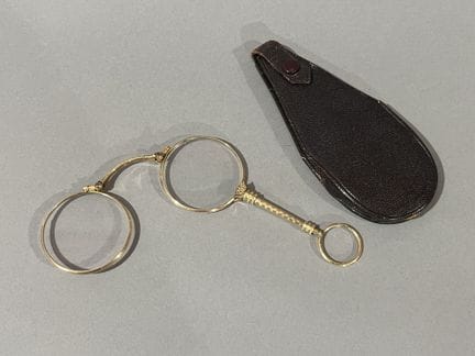 COPPIA DI BINOCOLI d'epoca in metallo dorato.