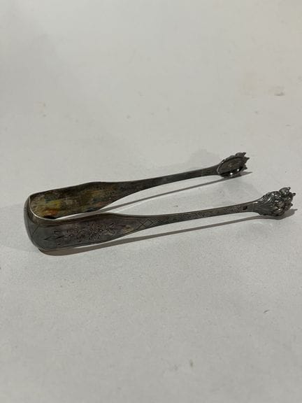 PINZA PARA AZÚCAR de plata con decoración grabada 