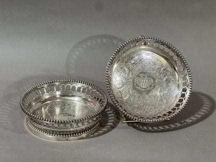 PAR DE POSAVASOS de plata con motivos grabados: es