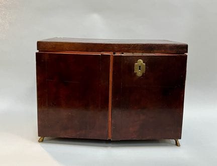 Red lacquered wooden jewelry box. 
Dimensions: 32 