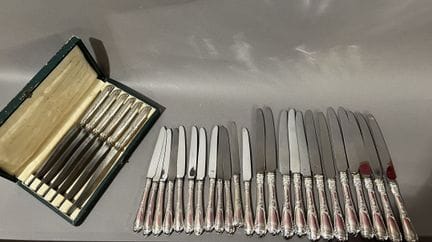 Lote de plata chapada que incluye:
- Doce cuchillo