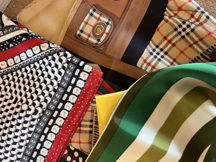 GIVENCHY, BURBERRY, DIOR et divers : foulards, éto