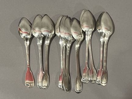 JUEGO DE DOCE CUCHARITAS de plata.
Punzón: Minerva