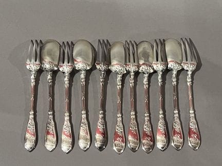 SEIS CUBIERTOS DE POSTRE de plata con decoración d