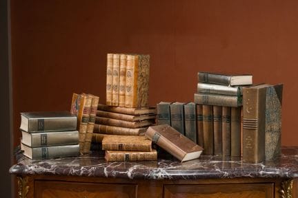 BIBLIOTHÈQUE D'OUVRAGES BROCHÉS ET RELIÉS DU XVIII