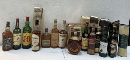 34 botellas: 
14 botellas de whisky de diversas ma
