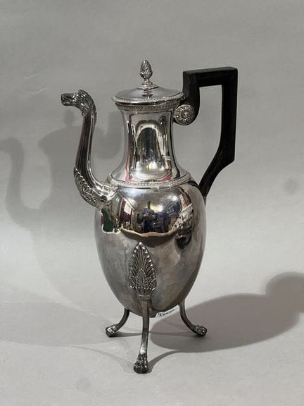 JARRA TRIPODE de plata con decoración de palmetas,
