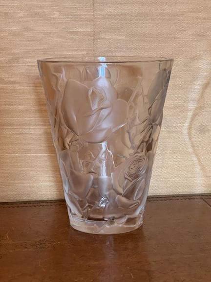 LALIQUE FRANCE
Vase with rose decoration, signed o