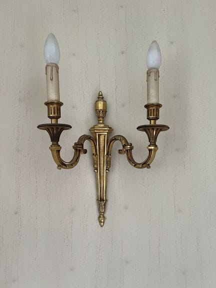 PAIR OF TWO-LIGHT WALL SCONCES in gilded bronze. 
