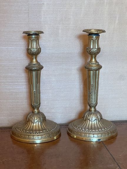 PAIR OF CANDLESTICKS in gilded bronze, with fluted