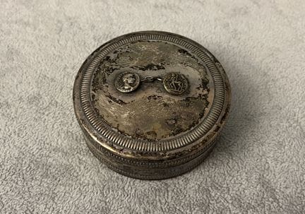 DIOR
BOITE A BOUTONS DE MANCHETTES en métal argent