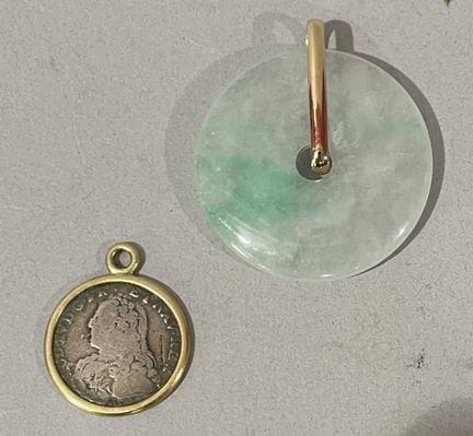 DEUX PENDENTIFS comprenant : 
- Un disque "bi" en 
