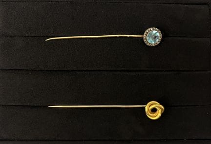 DOS ALFILERES de oro amarillo de 750 milésimas que