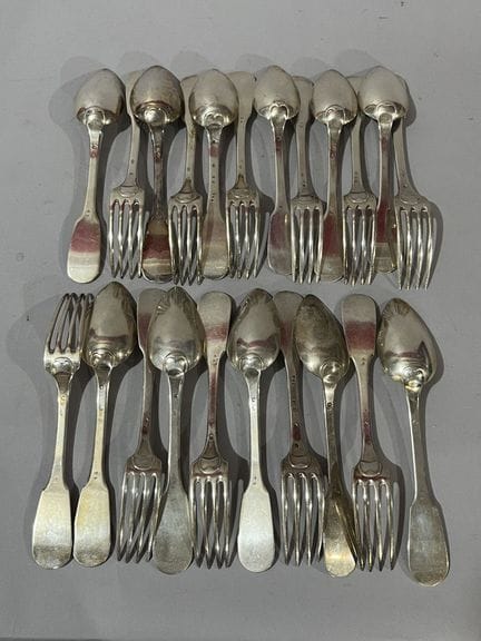 ONCE CUBIERTOS GRANDES de plata, de diferentes mod
