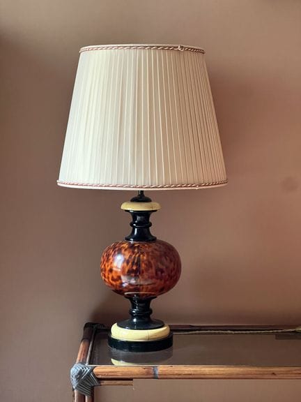 Stained wood table lamp. 
Total height: 80 cm