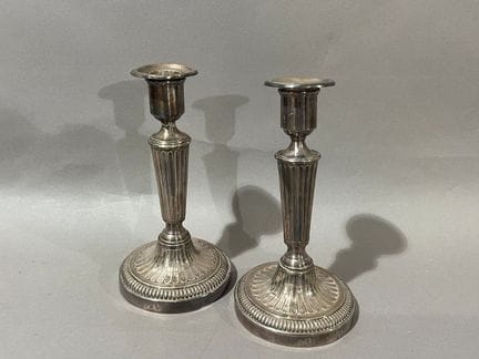 PAR DE CANDELEROS de metal chapado, con tallos aca