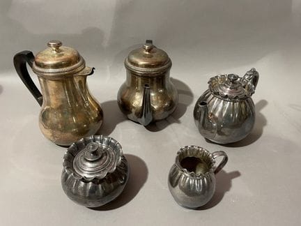 UNA CAFETERA y UNA TETERERA de plata, con asas de 