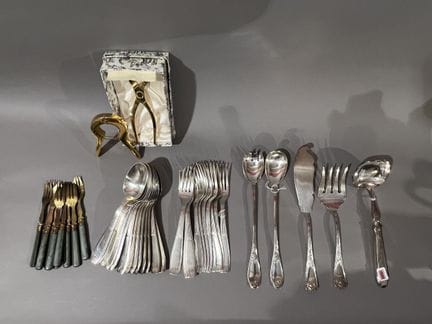PEQUEÑO CONJUNTO DE VASOS DE SERVICIO de metal pla