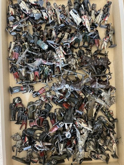 SET OF TIN SOLDIERS: cavalry and infantry. 
(In po