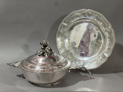 CUENCO y BANDEJA con decoración rococó; la tapa re