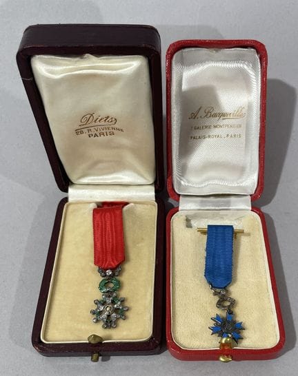 DEUX DECORATIONS miniatures en argent et émaux pol