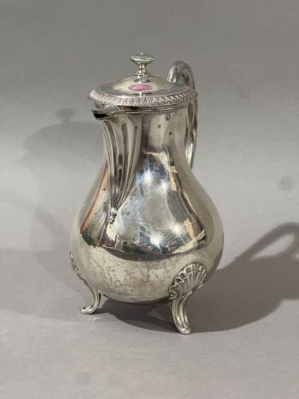 PEQUEÑA JARRA TRIPODE de plata.
Clasificación: Vie