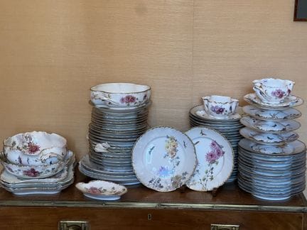 Porcelain DINNER SERVICE with a polychrome floral 