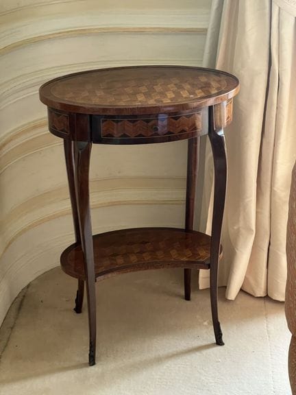 SMALL COFFEE TABLE with a flat oval top featuring 