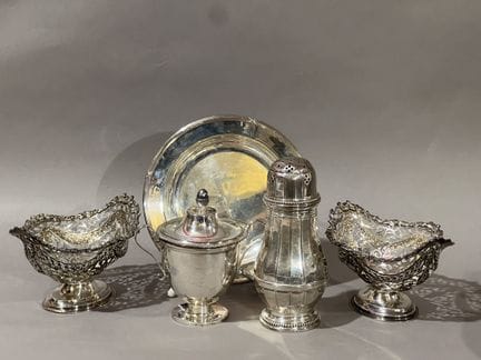 CONJUNTO de plata compuesto por:
- un AZUCARERO co