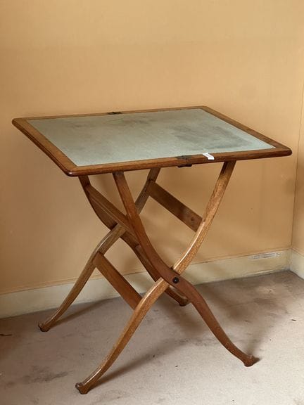 FOLDING TABLE with X-shaped legs. 
Height: 73 cm
L
