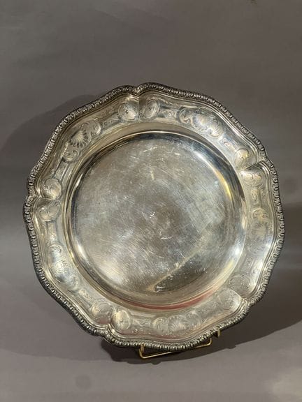 PLATO REDONDO de plata con decoración de estilo Re