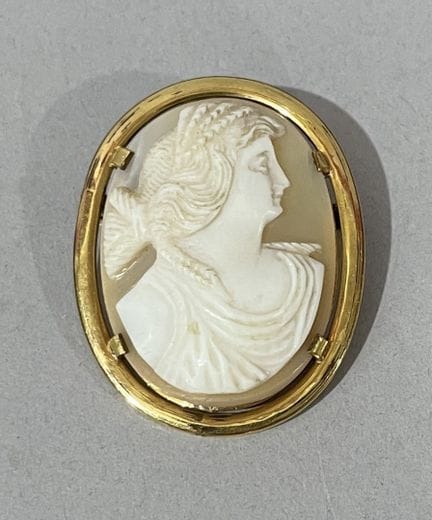 BROCHE à monture en métal doré ornée d'un camée co