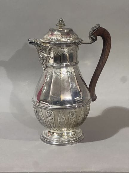 JARRA de plata con decoración de friso de lambrequ