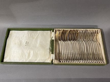 DOCE CUBIERTOS de postre de plata, modelo con lazo